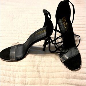 Black beautiful pumps